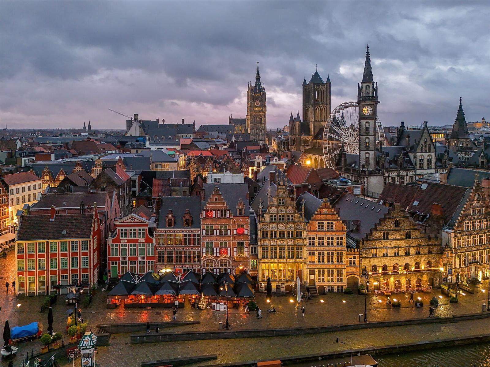 De Graslei en de historische torens van Gent